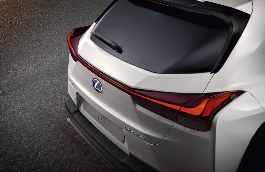 Детали экстерьера Lexus UX250h F-Sport 2018 года  (WW) (фото 10 из 46)